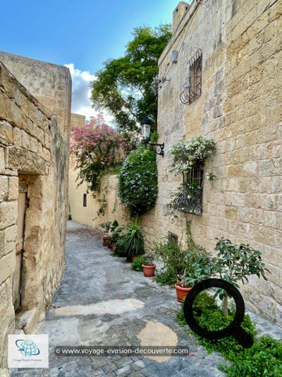 Lorsque les musulmans se sont emparés de Malte, ils ont divisé la ville de Mdina en deux villes par un fossé : Mdina, et Rabat, la banlieue, car ils trouvaient l'agglomération trop grande. Aujourd'hui, Mdina ne compte que 300 habitants, alors que Rabat en compte 11 000.  Rabat abrite les catacombes Saint-Paul et Sainte-Agathe. Ces catacombes ont été utilisées à l'époque romaine pour enterrer les morts car, selon la culture romaine, il était impur de les enterrer en ville. Mdina et des quartiers de Rabat sont construits au-dessus d'une ancienne ville romaine. 