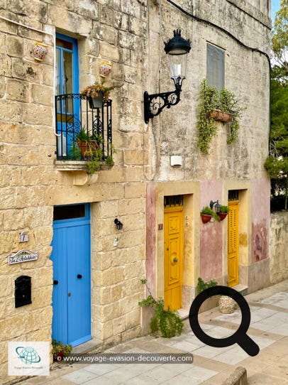 Lorsque les musulmans se sont emparés de Malte, ils ont divisé la ville de Mdina en deux villes par un fossé : Mdina, et Rabat, la banlieue, car ils trouvaient l'agglomération trop grande. Aujourd'hui, Mdina ne compte que 300 habitants, alors que Rabat en compte 11 000.  Rabat abrite les catacombes Saint-Paul et Sainte-Agathe. Ces catacombes ont été utilisées à l'époque romaine pour enterrer les morts car, selon la culture romaine, il était impur de les enterrer en ville. Mdina et des quartiers de Rabat sont construits au-dessus d'une ancienne ville romaine. 