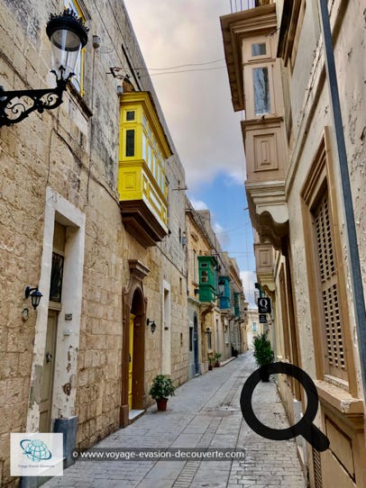 Lorsque les musulmans se sont emparés de Malte, ils ont divisé la ville de Mdina en deux villes par un fossé : Mdina, et Rabat, la banlieue, car ils trouvaient l'agglomération trop grande. Aujourd'hui, Mdina ne compte que 300 habitants, alors que Rabat en compte 11 000.  Rabat abrite les catacombes Saint-Paul et Sainte-Agathe. Ces catacombes ont été utilisées à l'époque romaine pour enterrer les morts car, selon la culture romaine, il était impur de les enterrer en ville. Mdina et des quartiers de Rabat sont construits au-dessus d'une ancienne ville romaine. 