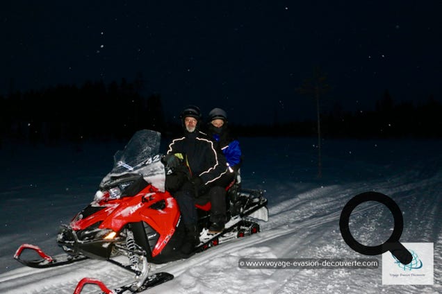 Nous sommes retournés à la station de ski de Levi pour louer une motoneige. Cela faisait longtemps que j'avais envie d'essayer.  Ne faites pas comme... lorsque j'ai réservé, j'ai complètement oublié qu'il faisait nuit l'après-midi. Du coup, nous avons fait de la motoneige dans une nuit d'encre avec seulement comme éclairage les lumières de la moto.   Je n'ai pas pensé non plus, de prendre une cagoule de ski pour protéger mon visage du froid. Résultat, après 1h de virée j'avais le nez rouge vif et complètement gelé. J'ai eu froid comme jamais ! Mais j'ai quand même adoré cette nouvelle expérience. 