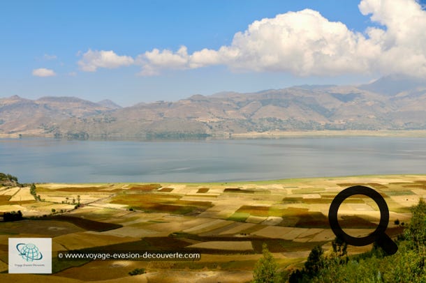 Après avoir passé la ville de Betmera, la celle-ci devient sinueuse, elle monte, descend et serpente jusqu'à atteindre la partie la plus verdoyante de la région du Tigré, Korem. Nous sommes passés près du beau lac de Hashenge, l'un des lacs de cratère d’Éthiopie. Entouré par une multitude de champs cultivés, la vision de ce lac est magnifique.