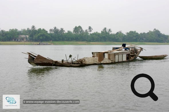 Nous décidons de prendre un petit bateau pour aller visiter la pagode Chùa Thiên Mụ, la Dame céleste. Le site se trouve sur les rives de la rivière aux parfums à quelques kilomètres du centre.