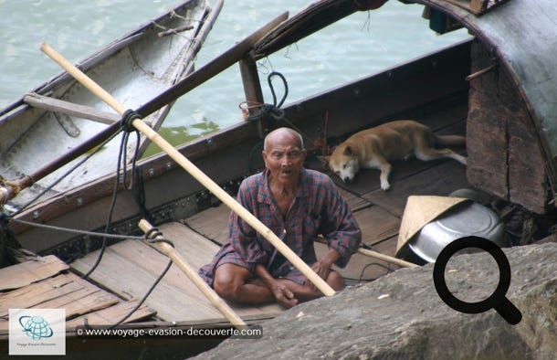 Nous décidons de prendre un petit bateau pour aller visiter la pagode Chùa Thiên Mụ, la Dame céleste. Le site se trouve sur les rives de la rivière aux parfums à quelques kilomètres du centre.