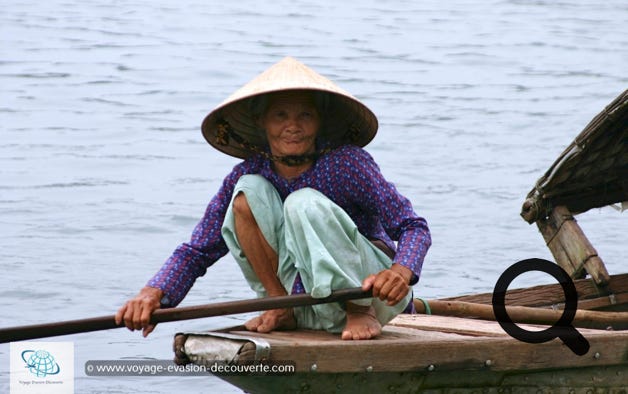 Nous décidons de prendre un petit bateau pour aller visiter la pagode Chùa Thiên Mụ, la Dame céleste. Le site se trouve sur les rives de la rivière aux parfums à quelques kilomètres du centre.