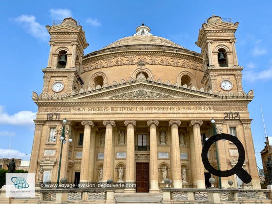 Construite au XIXe siècle, cette grandiose église paroissiale possède l'un des plus grands dômes au monde. D'un diamètre intérieur de 37,2 mètres, il a été construit en s'inspirant du Panthéon de Rome. Les murs de la rotonde sont larges de plus de 9 m pour pouvoir supporter le poids d'un tel dôme. 