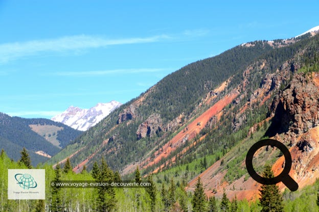 Nous sommes passés par la route US-550 qui est tout simplement magnifique et très scénique. Dès que vous dépassez la ville de Silverton, la route US-550 s'appelle aussi la Million Dollar Highway.