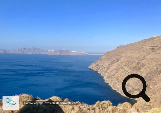 Santorin est sans nul doute la perle des Cyclades et l’île mythique incontournable de la Mer Égée. Célèbre pour ses hautes falaises aux vues spectaculaires, ses maisons blanches, sa caldeira, son volcan actif et son excellent vin blanc, cette île grecque est surtout connue pour les splendides villages de Fira et d’Oia.