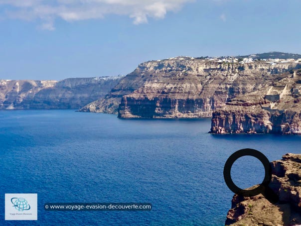 Santorin est sans nul doute la perle des Cyclades et l’île mythique incontournable de la Mer Égée. Célèbre pour ses hautes falaises aux vues spectaculaires, ses maisons blanches, sa caldeira, son volcan actif et son excellent vin blanc, cette île grecque est surtout connue pour les splendides villages de Fira et d’Oia.