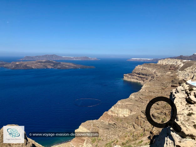 Santorin est sans nul doute la perle des Cyclades et l’île mythique incontournable de la Mer Égée. Célèbre pour ses hautes falaises aux vues spectaculaires, ses maisons blanches, sa caldeira, son volcan actif et son excellent vin blanc, cette île grecque est surtout connue pour les splendides villages de Fira et d’Oia.