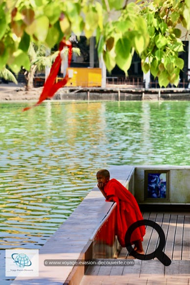 Le temple est principalement utilisé pour la méditation et le repos, plutôt que pour le culte. Situé dans le lac Beira, il a été construit à la fin du 19e siècle et fait partie du temple Gangaramaya qui est situé quelques centaines de mètres. Le temple est construit sur trois plates-formes au-dessus de l'eau qui sont reliées entre elles et au continent par des ponts flottants.