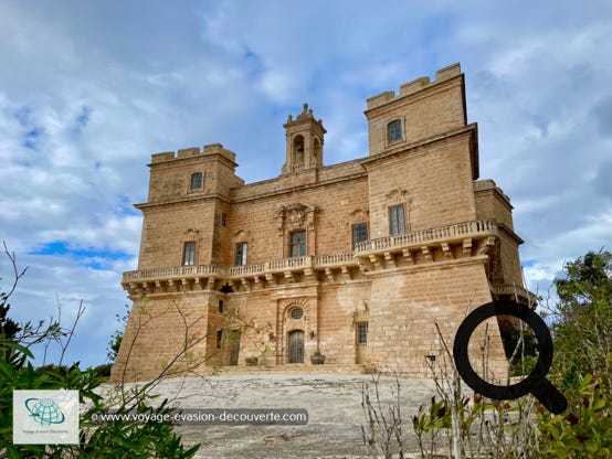 C'est une superbe villa d'architecture baroque située sur la péninsule de Selmun près de Mellieħa. Elle a été construit au XVIIIe siècle par le Monte della Redenzione degli Schiavi qui était une institution maltaise créée, sous le règne du Grand Maître Alof de Wignacourt, pour financer le rachat du peuple maltais réduit en esclavage par les Ottomans ou le Pirates barbaresques. 