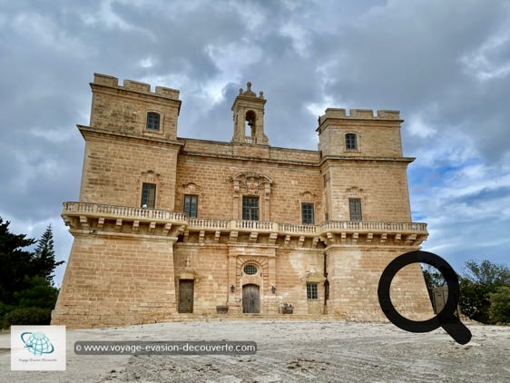 C'est une superbe villa d'architecture baroque située sur la péninsule de Selmun près de Mellieħa. Elle a été construit au XVIIIe siècle par le Monte della Redenzione degli Schiavi qui était une institution maltaise créée, sous le règne du Grand Maître Alof de Wignacourt, pour financer le rachat du peuple maltais réduit en esclavage par les Ottomans ou le Pirates barbaresques. 