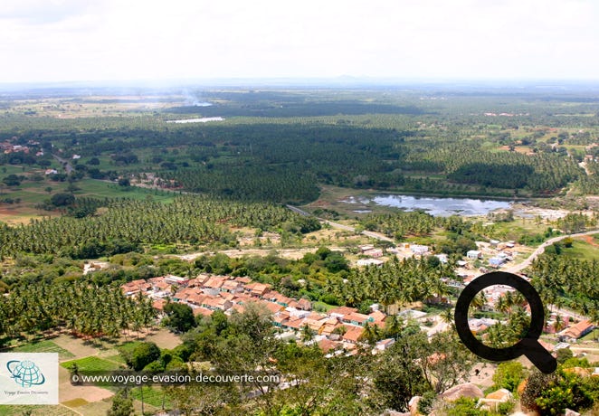 C'est le plus important centre religieux du Jaïnisme, surtout connu pour la colossale statue de Gomateshvara.