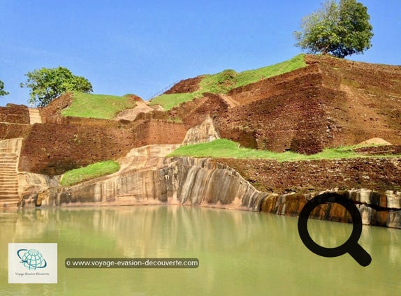 Vous avez enfin réussi. Vous êtes maintenant au sommet de Sigirîya Rock. Regardez autour de vous et émerveillez-vous devant l'ampleur des ruines du Sky Palace tout autour de vous. Imaginez comment les ouvriers de l'époque ont réussi à transporter le matériel pour construit cette structure au sommet de ce rocher imprenable sans les passerelles que vous avez empruntés. 