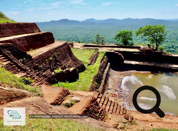 Vous avez enfin réussi. Vous êtes maintenant au sommet de Sigirîya Rock. Regardez autour de vous et émerveillez-vous devant l'ampleur des ruines du Sky Palace tout autour de vous. Imaginez comment les ouvriers de l'époque ont réussi à transporter le matériel pour construit cette structure au sommet de ce rocher imprenable sans les passerelles que vous avez empruntés. 