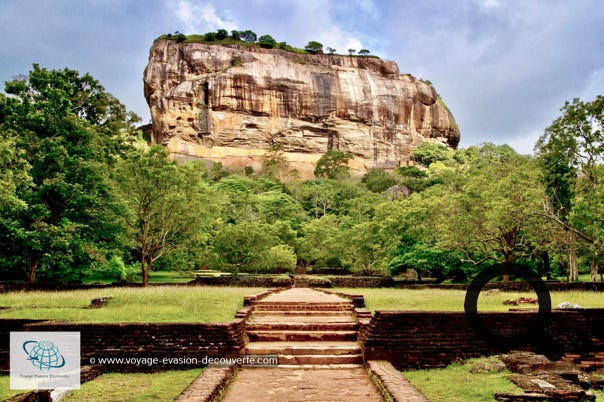 Ce site archéologique du 5ème siècle, situé en plein centre du Sri Lanka, est une ancienne capitale royale et il est classé au patrimoine mondial de l'humanité par l'UNESCO.  C'est un immense rocher de 370 mètres de haut qui abrite une ancienne forteresse. 