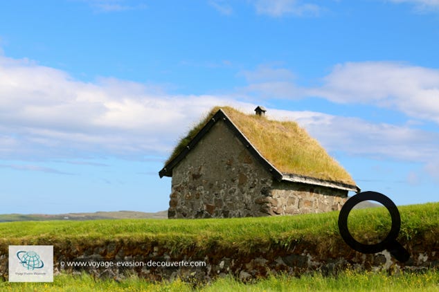 Allez jusqu'au phare de Skansin qui est situé sur la colline à côté du port de Tórshavn.  Il surplombe un ancien fort construit en 1580 par Magnus Heinason pour se protéger contre les raids de pirates de la ville. Cet emplacement stratégique du fort offre des vues pittoresques sur le port de Tórshavn, le paysage environnant et des vues sur l'île de Nólsoy. 