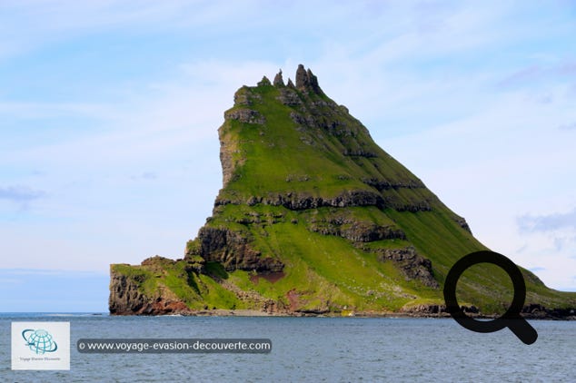 Lorsque vous sortez du fjord Sørvágsfjørður, le bateau longe les extraordinaires rochers de Tindhólmur, Skerhólmur et Gáshólmur. Le spectacle est saisissant. 