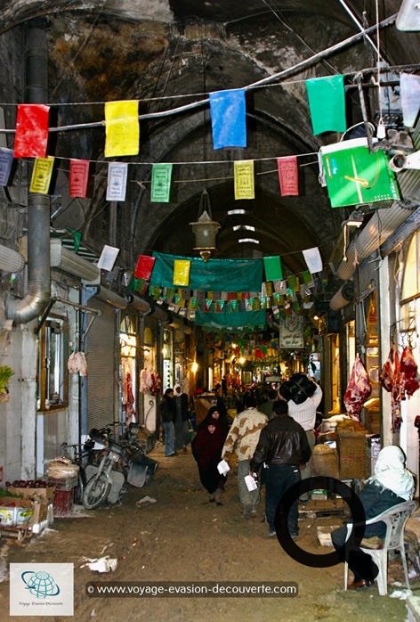 C'est le plus grand marché couvert du monde, avec une longueur totale approximative de 13 kilomètres. La majeure partie du souk date du XIVe siècle.  