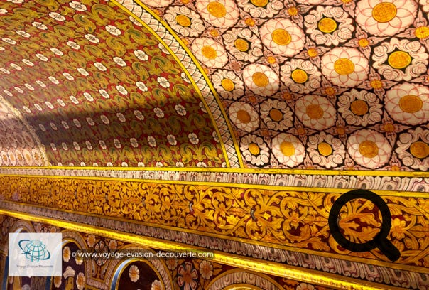 Ce temple est situé dans le complexe palatial du Royaume de Kandy et abrite une relique de dent de Bouddha. Cette relique a longtemps joué un rôle politique important, car la posséder, c'était détenir le pouvoir sur le pays.