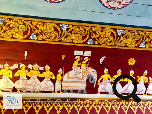 Ce temple est situé dans le complexe palatial du Royaume de Kandy et abrite une relique de dent de Bouddha. Cette relique a longtemps joué un rôle politique important, car la posséder, c'était détenir le pouvoir sur le pays.