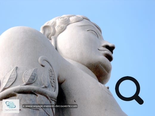 Sur la colline Vindhyagiri, à 130 m d’altitude, se dresse un moine-ascète jaïn nu, le Gomateshwara, une impressionnante statue de granit de 18 m de haut. Pour y monter nous devons gravir 614 marches taillées dans la roche. Construite en 981 de notre ère, elle est considérée comme l’une des plus grandes statues de pierre monolithique au monde.