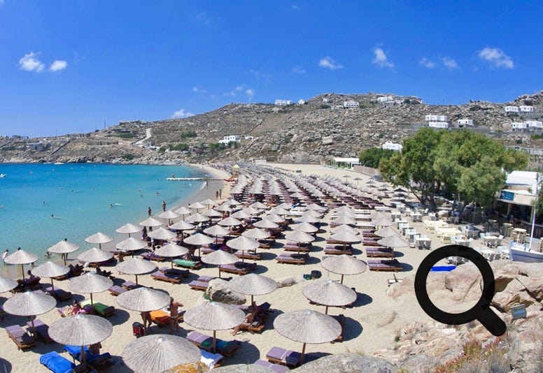 Toujours au Sud, se trouve la plage de Super Paradise. Connue pour ses fêtes qui sont l’attraction majeure pour les jeunes touristes et les VIP.