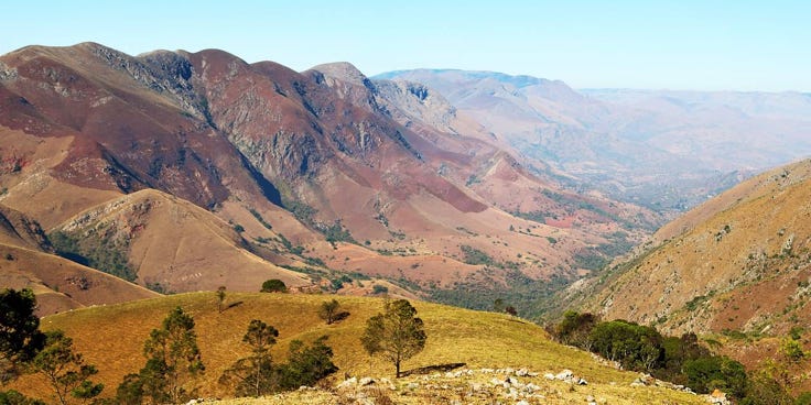 Ce petit royaume de dictature paisible, qui vient de retrouver en 2018, son nom d’avant la colonisation, Eswatini, est souvent comparé à une Suisse noire pour ses paysages d’une grande sérénité, alternant montagnes et vallées verdoyantes.  