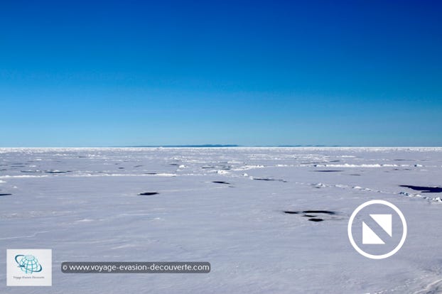 Le lendemain, le ciel était complètement dégagé et le soleil illuminait la banquise comme des milliards de diamants étincelants qui brillent à la lumière. Le spectacle était absolument grandiose. 