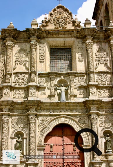 Elle est située dans le centre de la ville de La Paz, sur la place Plaza San Francisco. Les Franciscains fondèrent le couvent de San Francisco, entre 1548 et 1549.  