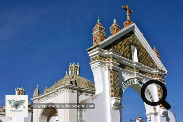 C’est un sanctuaire colonial espagnol du XVIe siècle qui abrite l'image de la Vierge de Copacabana. Notre-Dame de Copacabana est la patronne de la Bolivie. 