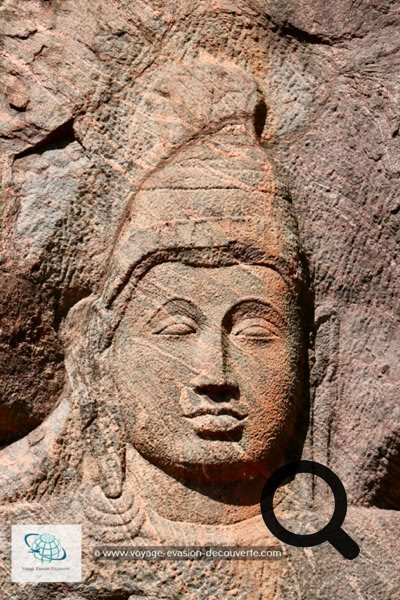Ce superbe ensemble monumental qui date du Xème siècle, est constitué de sept statues sculptées dans une paroi rocheuse de 20 m de haut sur 100 m de large.