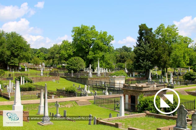 Ce cimetière, dont les premières tombes datent de 1821, abrite plus de 3 000 soldats et de nombreuses personnalités locales. Il vaut vraiment le détour, surtout la partie indiquée comme “Avenue of Generals“, le secteur des tombes de confédérés.
