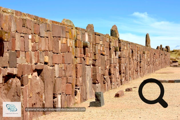 Un des principaux sites archéologiques actuels de la civilisation de Tiwanaku est la Cité du Soleil, lieu de célébration du dieu créateur Kon Tici Viracocha ; elle comporte de nombreux édifices à vocation cérémonielle dont le principal est le temple de Kalasasaya, une vaste enceinte close.