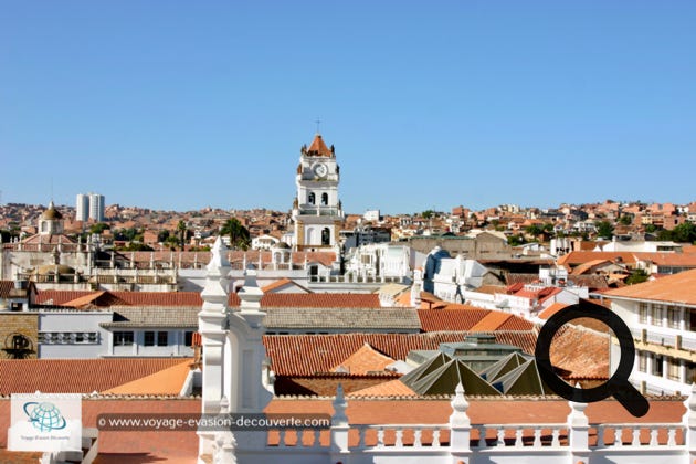Depuis sa terrasse, au milieu des coupoles recouvertes de tuiles coloniales et des tours décorées avec l’argent extrait des mines de Potosi, on peut apprécier un splendide panorama sur la ville et ses multiples églises. 