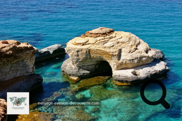 Nous avons repris la voiture en suivant la Méditerranée en direction de Tobruk, dommage que nous n’étions pas en taxi, sinon on aurait pu faire un remake du film - Un taxi pour Tobruk.    :-) 