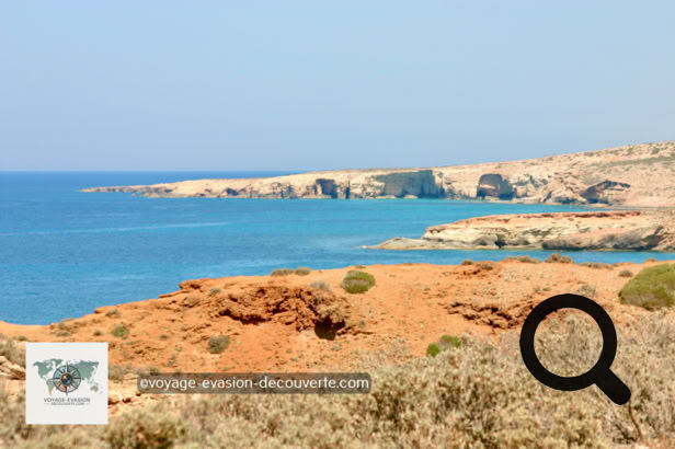 Nous avons repris la voiture en suivant la Méditerranée en direction de Tobruk, dommage que nous n’étions pas en taxi, sinon on aurait pu faire un remake du film - Un taxi pour Tobruk.    :-) 