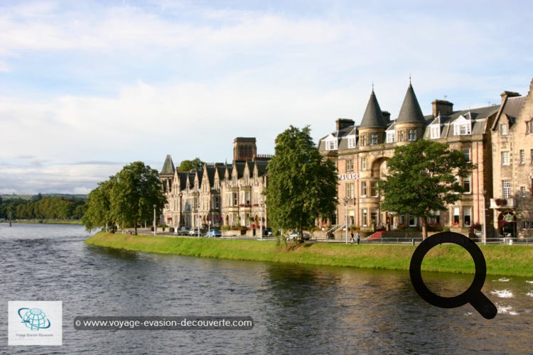Cette très jolie ville est la plus grande ville des Highlands et est située à l’embouchure de la rivière Ness.