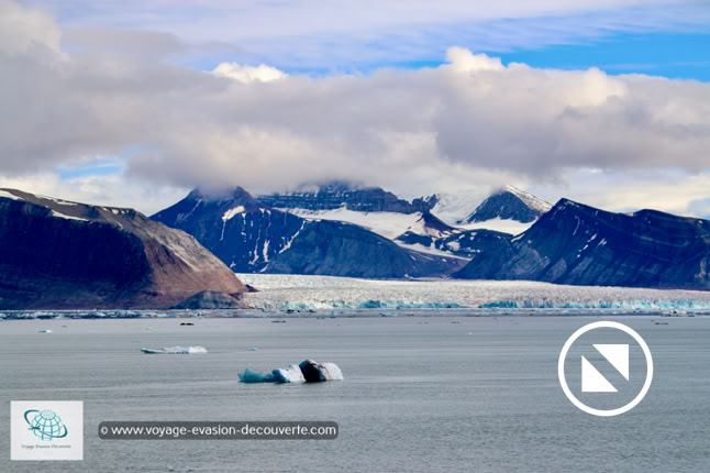 En sortant du Krossfjord, nous avons pu admirer au loin les deux magnifiques glaciers qui bordent le Kongsfjord, le Fjord du Roi.  Le Kongsvegen et le Kronebreen qui présentent tout deux un front glaciaire commun. Majestueux et d’une blancheur extrême, ils contrastent fièrement avec la noirceur des montagnes environnantes. 