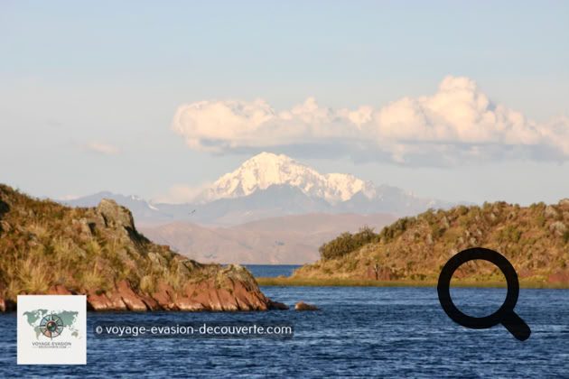 Situé dans la cordillère des Andes, à 3 812 mètres au-dessus du niveau de la mer, il est traversé par la frontière entre la Bolivie et le Pérou.