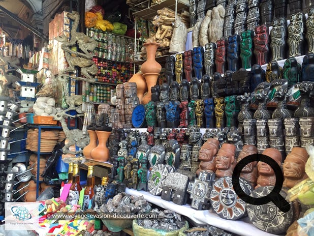 C’est un lieu incontournable de vente d'objets rituels et de pratique de rites magiques de la culture aymarane. Les Aymaras conservent des croyances ancestrales et vénèrent la déesse de la terre, la Pachamama, et aussi le Soleil et de nombreuses autres divinités. 