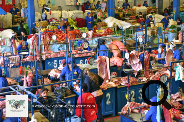 Le grand marché Central de Sucre est un marché couvert très animé sur trois niveaux. Populaire et familial vous y trouverez tout ce dont vous avez besoin.
