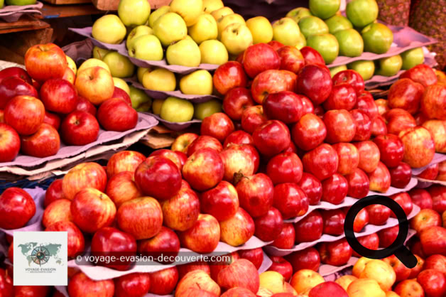 C’est un marché spécial de fruits et de légumes. C’est un vrai délice pour les yeux et les papilles. Un marché de rue authentique où l’on trouve toutes sortes de fruits classiques et exotiques. 