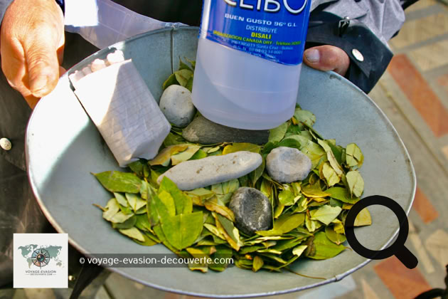 Cette excursion est fortement déconseillée aux personnes claustrophobes ou sujettes au mal des hauteurs. À l’intérieur, la température grimpe facilement à 30 °C, et l’air, chargé de poussière et de soufre, devient vite étouffant.
