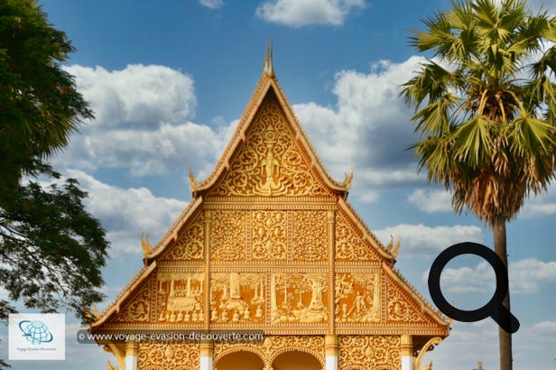 Le temple de Pha That Luang est le monument bouddhique le plus sacré du pays, emblématique du Laos, on raconte qu'il renferme un cheveu de Bouddha ! Cet immense Stūpa quadrangulaire de 35 mètres de hauteur, recouvert de feuilles or, a été érigée en 1566.