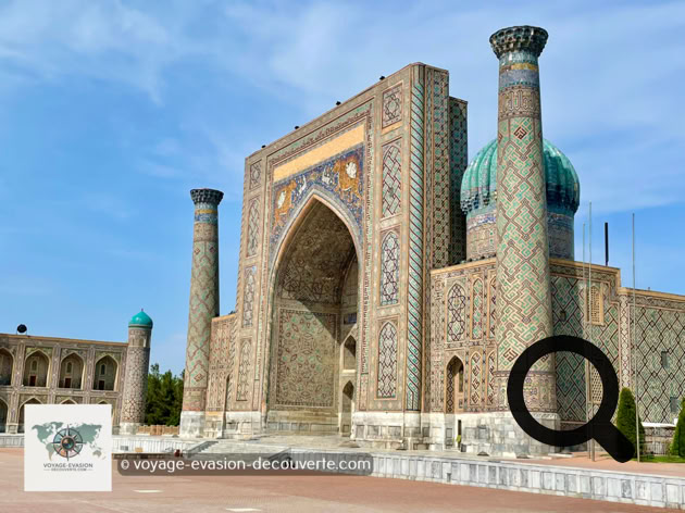 La médersa Sher-Dor (XVIIᵉ siècle), reconnaissable à ses mosaïques représentant des lions stylisés portant des soleils humains — un motif étonnant dans l'art islamique.