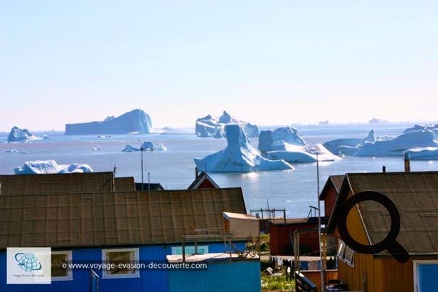 La ville de Qeqertarsuaq est la plus grande localité de l’île. Elle s’est construite autour d’un port fondé en 1773 qui était une importante colonie baleinière Danoise et compte environ un millier de résidents. Elle abrite la plus ancienne station habitée en permanence de l’Arctique. De nombreux scientifiques viennent ici afin d’étudier la géologie et la botanique arctique.
