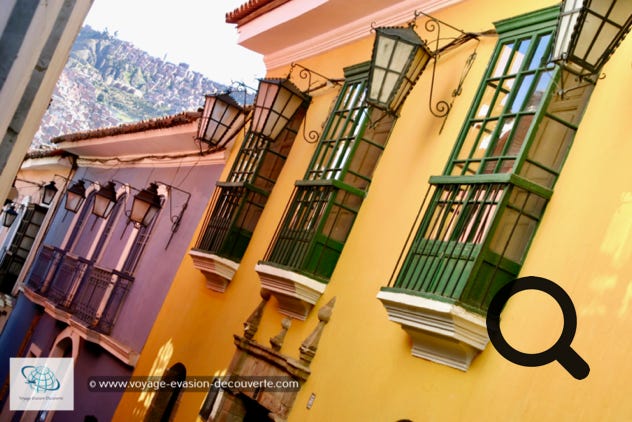 Cette rue piétonne est la plus fameuse de La Paz et la plus chargée d'histoire. On se croirait se balader dans la ruelle d’une petite ville d’Espagne ! Cette ravissante petite rue historique, étroite et pavée, serpente entre de jolies maisons coloniales colorées avec ses superbes lanternes de façade et ses balcons saillants.