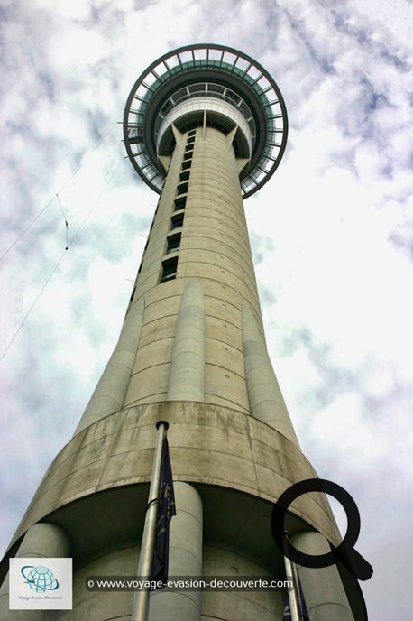 Faite de 15 000 m³ de béton et de 3 000 tonnes d’acier, cette tour culmine à 328 mètres de hauteur et en son sommet, une plateforme d’observation vous offre une vue imprenable à 360° sur Auckland et ses alentours. Pour les amateurs de sensations fortes, vous avez deux attractions. Le Sky Walk qui consiste à marcher, à l’extérieur de la tour et d’y faire le tour et le Sky Jump qui comme son nom l’indique consiste à s’élancer du sommet de la tour pour un saut à l’élastique inoubliable !