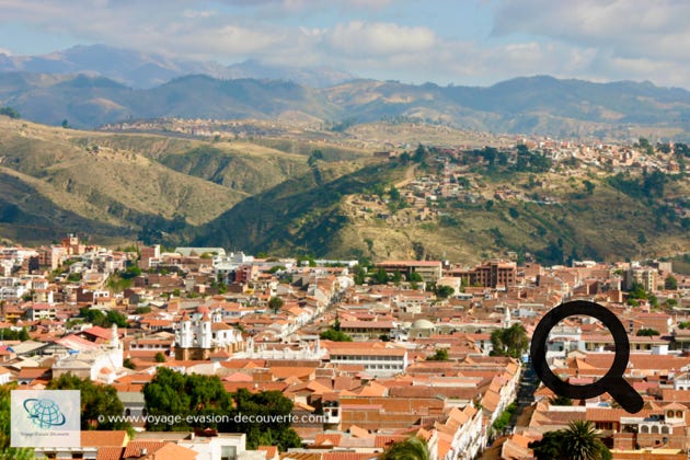Située à 2 780 m d’altitude, c’est la capitale constitutionnelle de la Bolivie. Elle a été fondée en 1538 par les espagnols sous le nom de Charcas, puis elle changea 3 fois d’appellation. Passant de La Plata, puis en Chuquisaca et devient en 1825, la capitale du pays et est rebaptisée Sucre. 